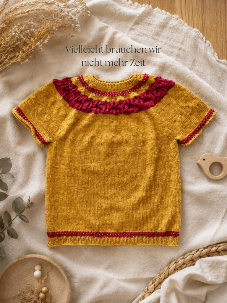 Handgestrickter Pullover aus pflanzengefärbter Wolle in ruhiger natürlicher Atmosphäre