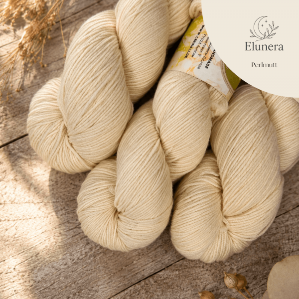 Elunera 350 Merinowolle in der hellen Farbe Perlmutt von Crenali handmade
