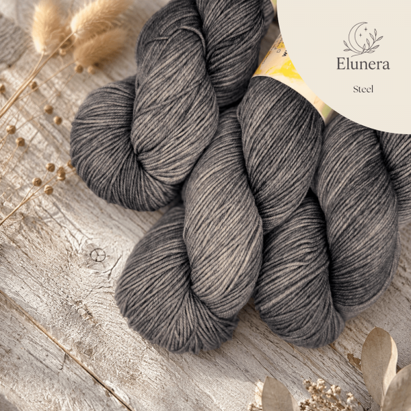 Elunera 350 in Steel: kühle, pflanzengefärbte Merinowolle in Grau mit 350 m / 100 g für Pullover und Tücher.
