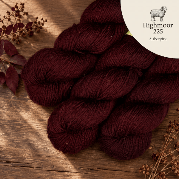 Highmoor 225 Aubergine, handgefärbte pflanzengefärbte Wolle von Crenali handmade in einem tiefen Rot