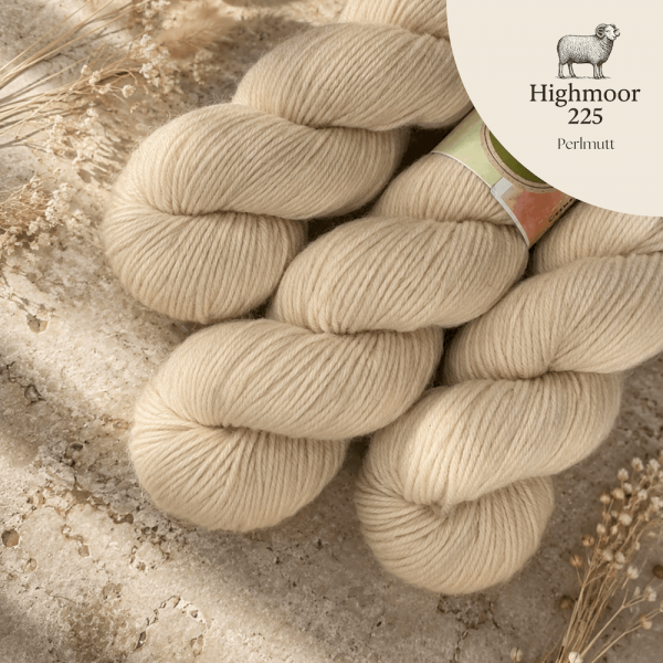 Highmoor 225 Perlmutt, handgefärbte pflanzengefärbte Wolle von Crenali handmade in hellem Beige bis Weiß