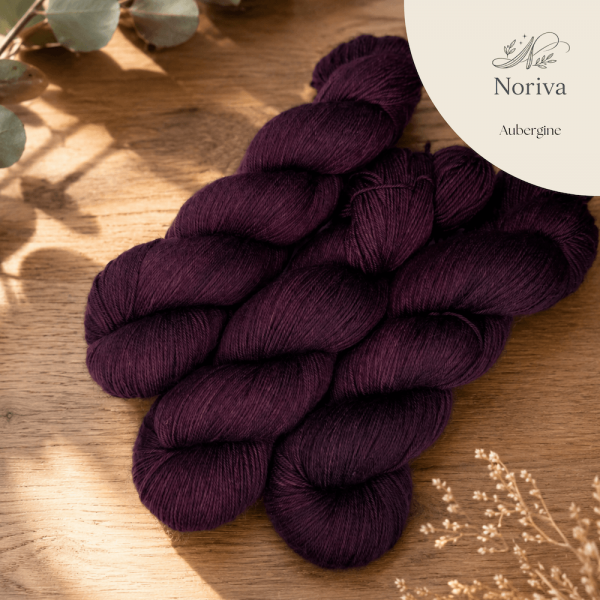 Noriva 400 Aubergine, handgefärbte pflanzengefärbte Sockenwolle von Crenali handmade in dunklem Violett