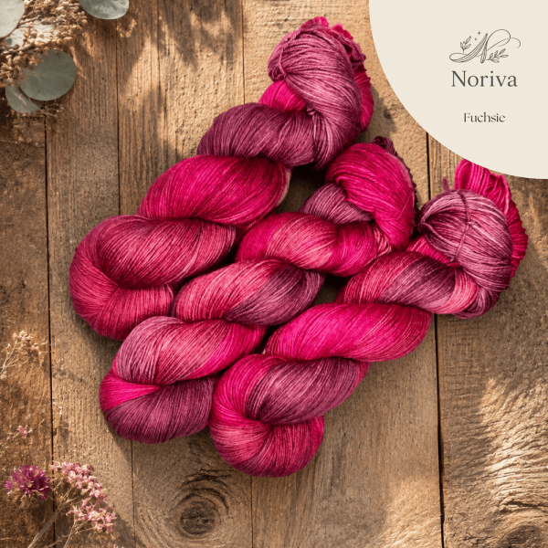 Noriva 400 Fuchsie, handgefärbte pflanzengefärbte Sockenwolle von Crenali handmade in leuchtendem Pink und Beerentönen
