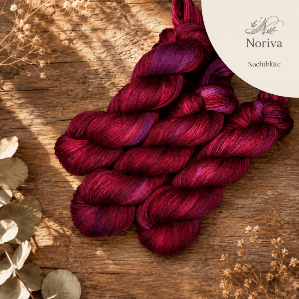 Noriva 400 Nachtblüte, handgefärbte pflanzengefärbte Sockenwolle von Crenali handmade in tiefem Weinrot und Beerentönen