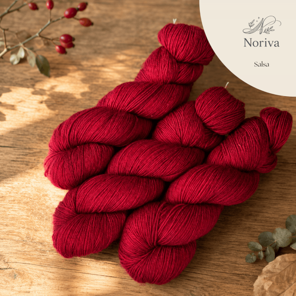 Noriva 400 Salsa, handgefärbte pflanzengefärbte Sockenwolle von Crenali handmade in lebendigem Rot