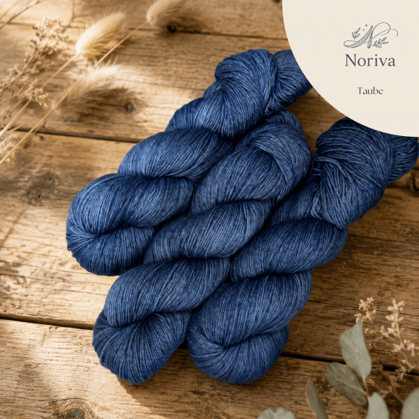 Noriva 400 Taube, handgefärbte pflanzengefärbte Sockenwolle von Crenali handmade in ruhigem Graublau