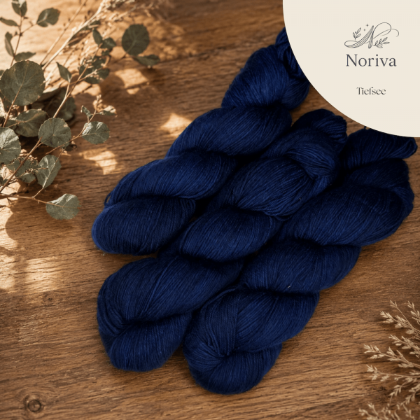 Noriva 400 Tiefsee, handgefärbte pflanzengefärbte Sockenwolle von Crenali handmade in dunklem Blau