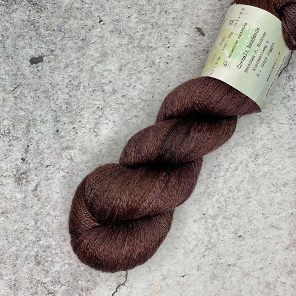 Sibaya Aubergine – dunkle violette Farbwelt als Inspiration zum pflanzengefärbten Yak-Seide-Garn