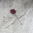 Handgetöpferter Einzugshaken aus Keramik in Größe S im Design Schnecke violett