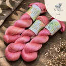 Sibaya Arielle – pflanzengefärbtes Yak-Seide-Garn in lebendigem Pink von Crenali handmade
