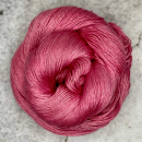 Sibaya Dahlie – pflanzengefärbtes Yak-Seide-Garn in tiefem Blütenrosa von Crenali handmade